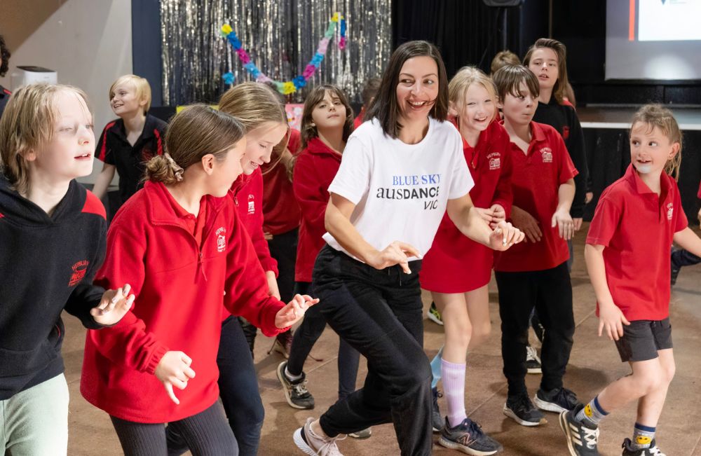 Gülsen Özer teaching Blue Sky Dance